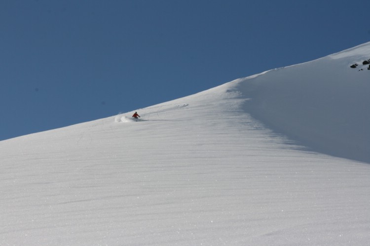 Christopher är videoproducent på Bright film i Stockholm när han inte åker puder på Kåtotjocka. Heli ski Riksgränsen 3e april 2009. Foto: Andreas Bengtsson